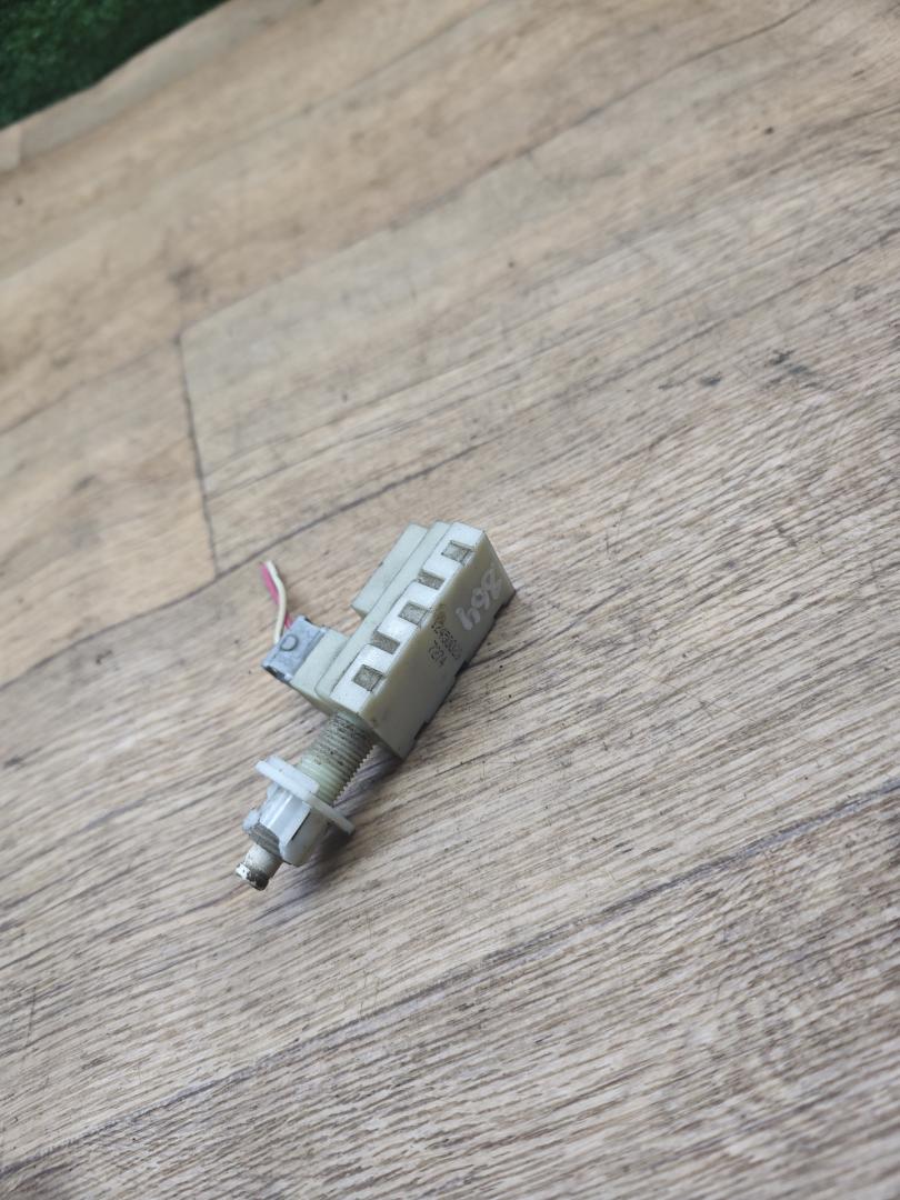 Датчик педали тормоза (лягушка) Opel Sintra 1 поколение 1999, 2.2 л., бензин, МКПП, минивэн - фото №1