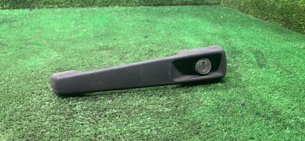 ручка наружная задняя правая Mercedes-Benz T1 207-210D W601 1995, 2.3 л., дизель, МКПП, микроавтобус - фото №1