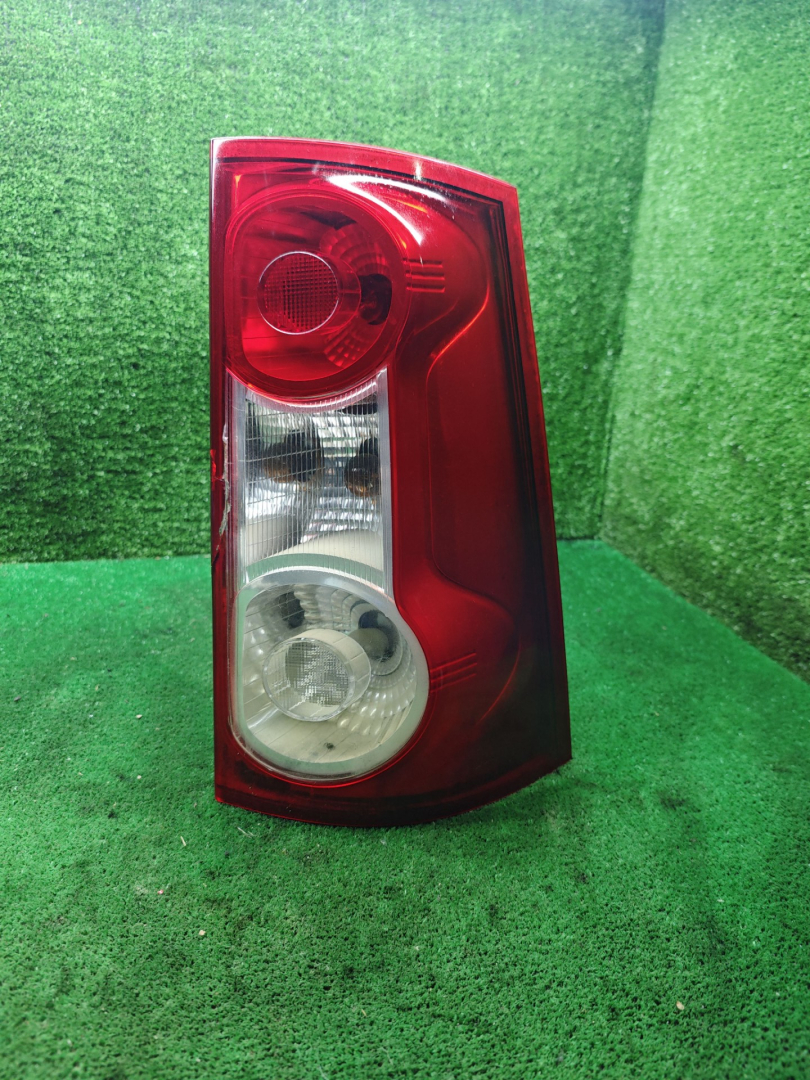фонарь задний правый Renault Logan 1 поколение 2008, 1.6 л., бензин, МКПП, универсал, 8200864612 - фото №1