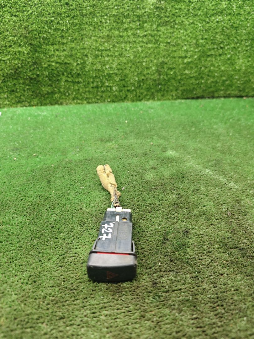 кнопка аварийной сигнализации Mazda 323 5 поколение 1998, 1.5 л., бензин, МКПП, хетчбэк 3 дв. - фото №1