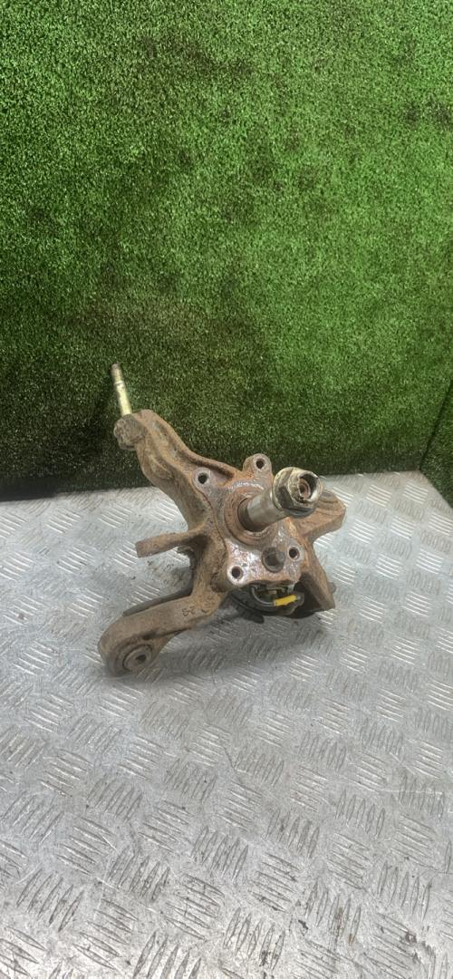 кулак задний правый Honda Accord 6 поколение 1999, 1.6 л., бензин, МКПП, хетчбэк 5 дв. - фото №1