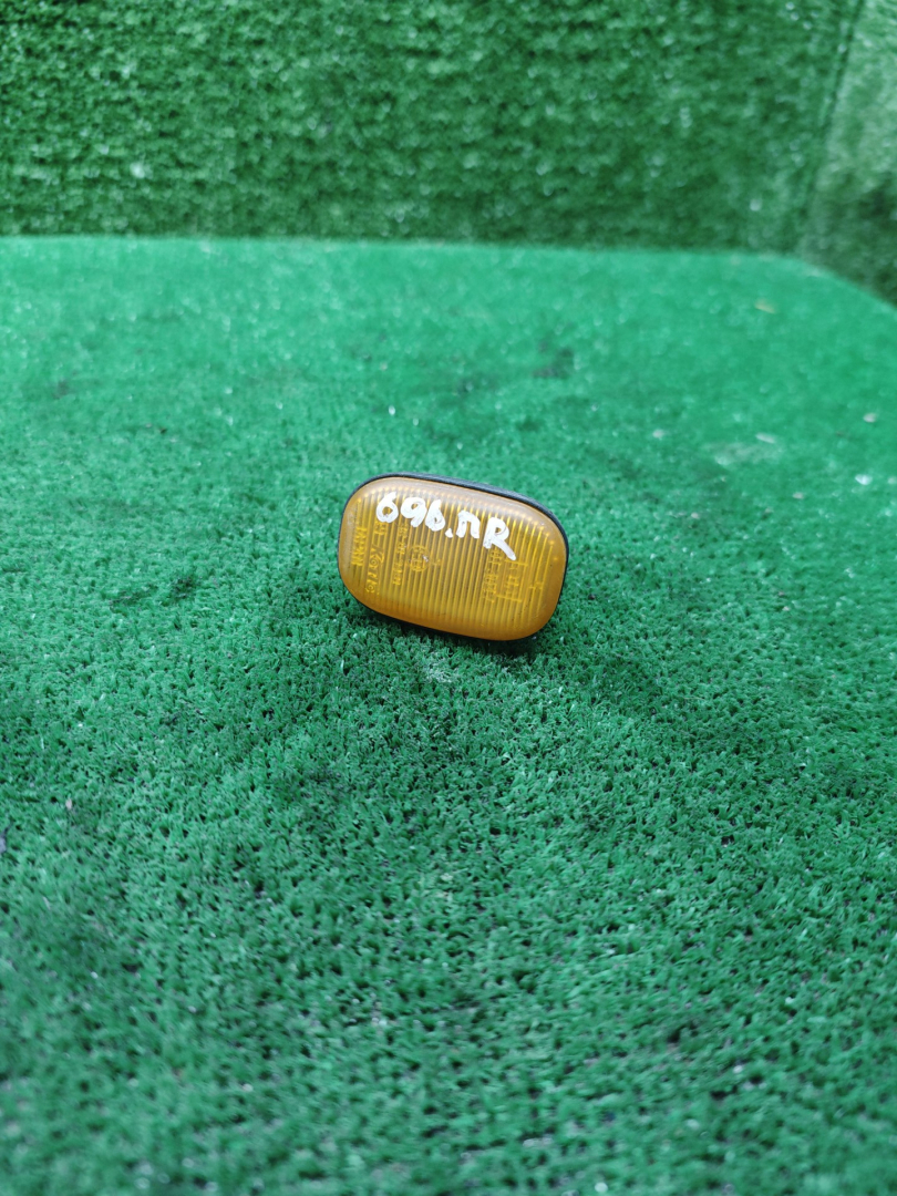 повторитель поворота на крыле правый Toyota Picnic 1 поколение XM10 2000, 2.2 л., дизель, МКПП, минивэн - фото №1