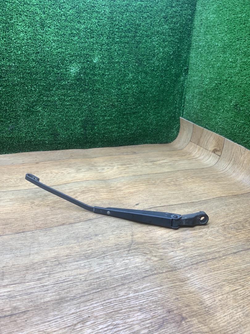 щеткодержатель задний Hyundai Accent 2 поколение (LC) 2000, 1.3 л., бензин, МКПП, хетчбэк 3 дв. - фото №1