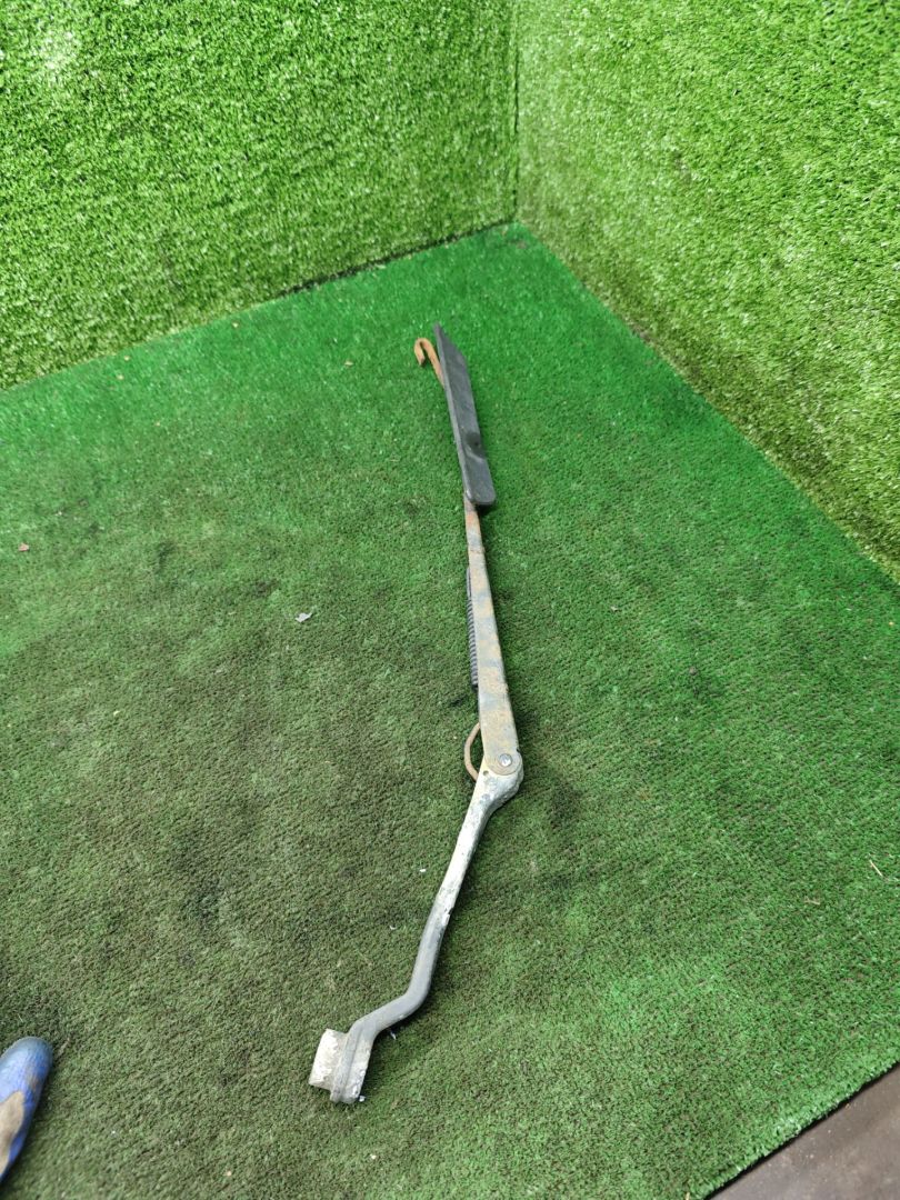 щеткодержатель (поводок стеклоочистителя, дворник) Mazda 323 5 поколение 1998, 1.5 л., бензин, МКПП, хетчбэк 3 дв. - фото №1