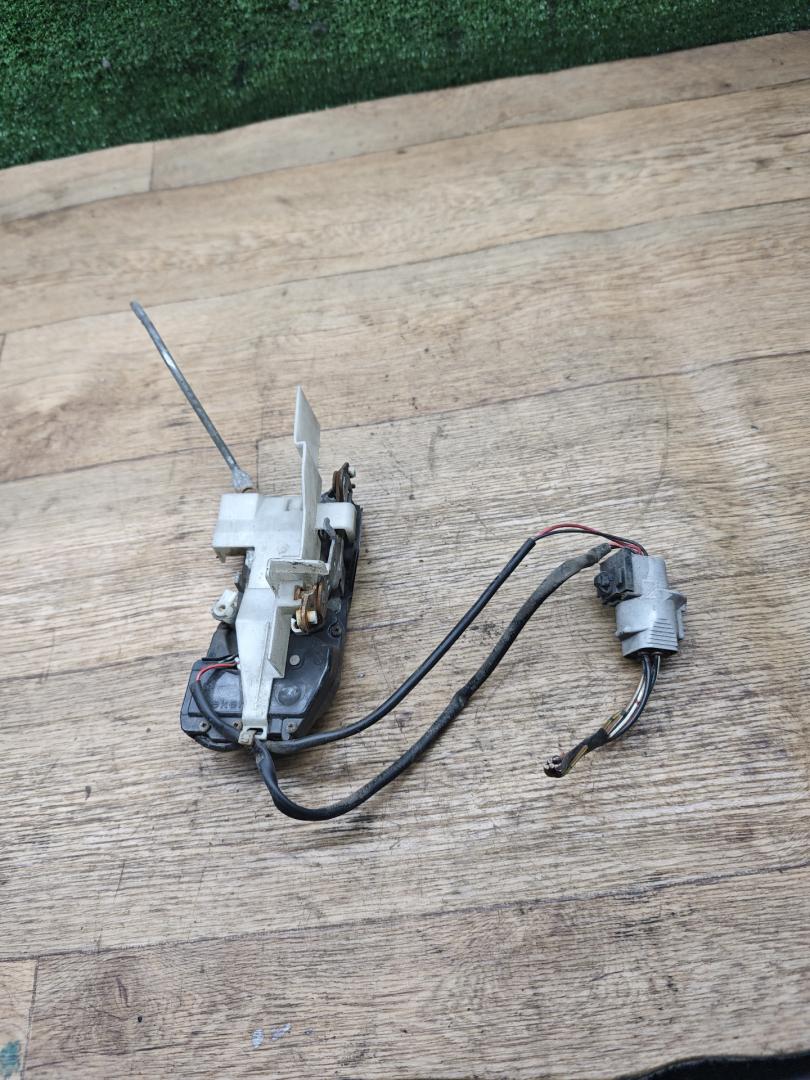 замок двери передней правой Toyota Carina E 1 поколение T190 1997, 1.6 л., 4A-FE, бензин, МКПП, седан - фото №1