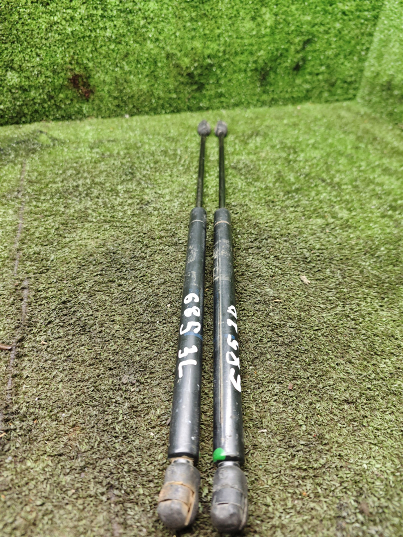 амортизатор крышки багажника (3-5 двери) Volkswagen Golf 3 поколение 1995, 1.3 л., бензин, МКПП, хетчбэк 3 дв. - фото №1