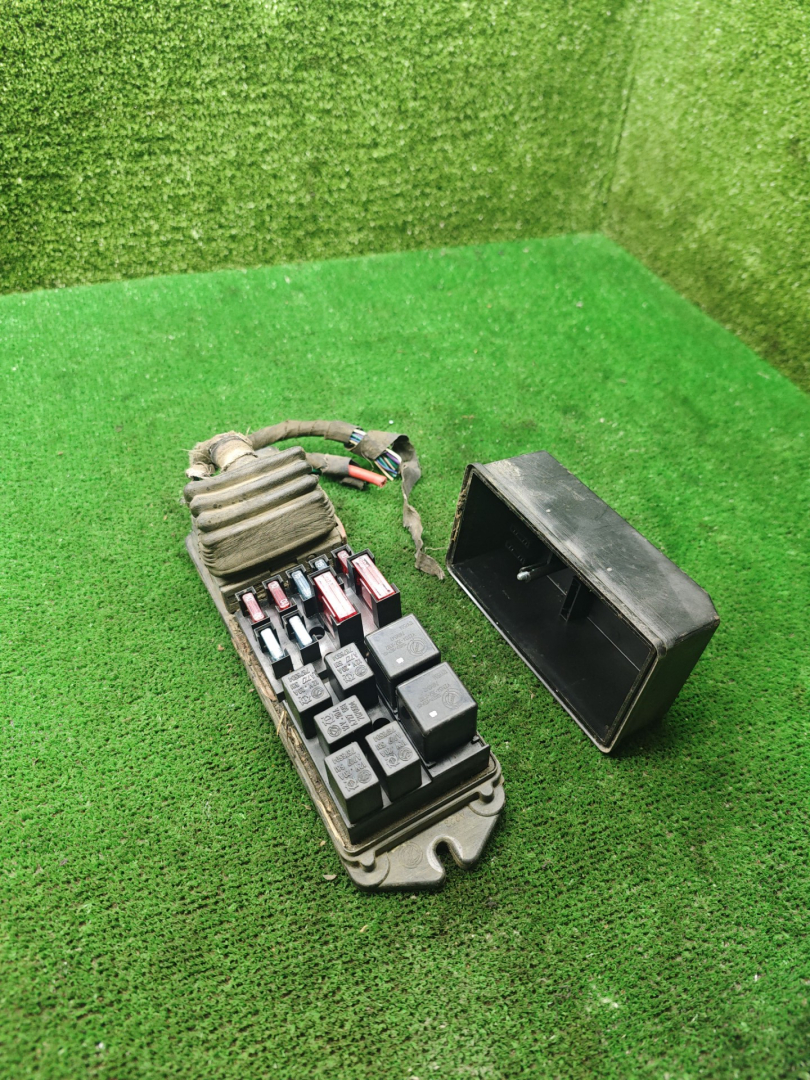 блок предохранителей Lancia Kappa 1 поколение 1999, 2.0 л., бензин, МКПП, седан - фото №1