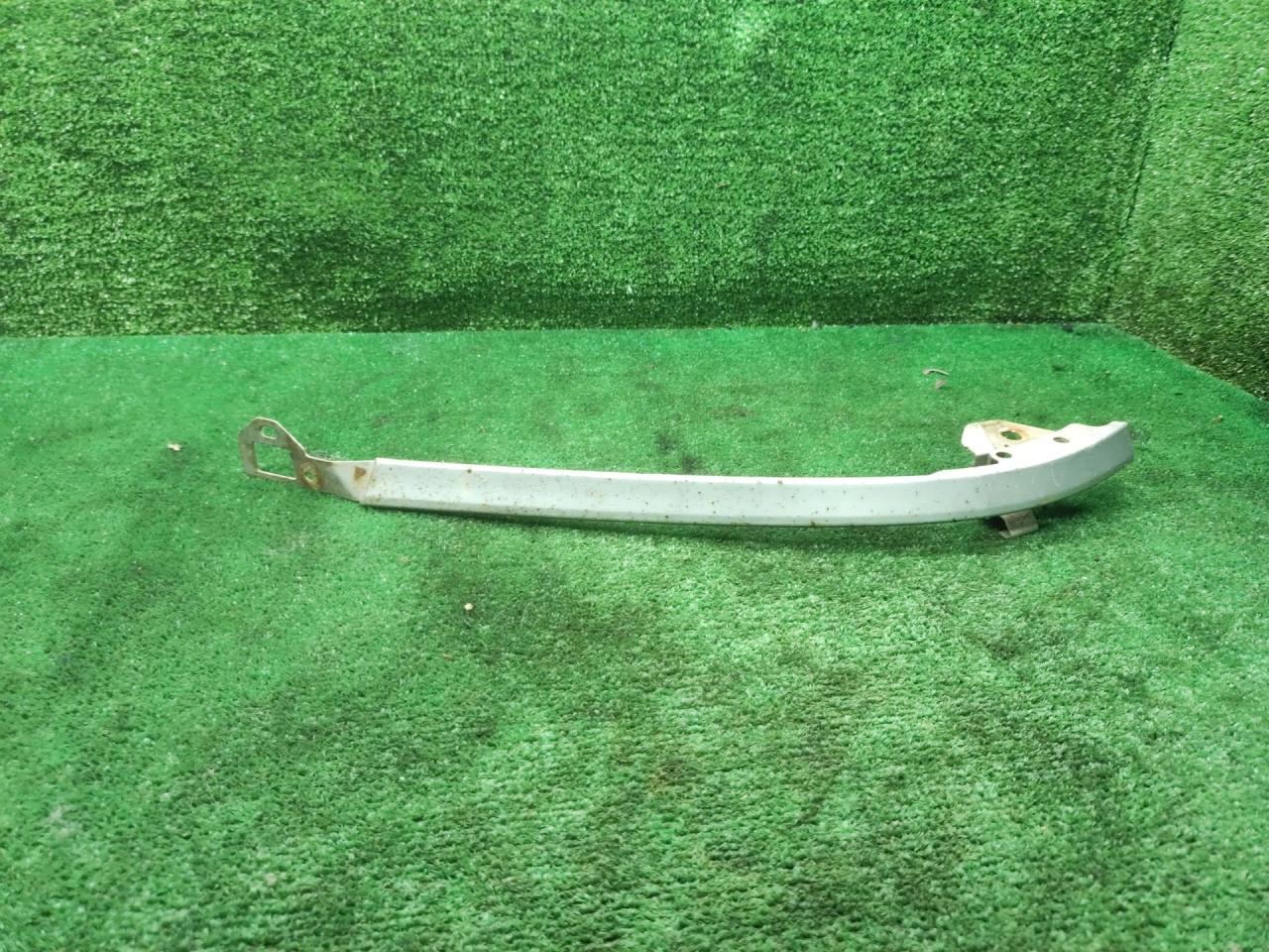 ресничка (ус) левой фары Toyota Avensis 1 поколение (T220) 2000, 2.0 л., 2C-T, дизель, МКПП, универсал - фото №1