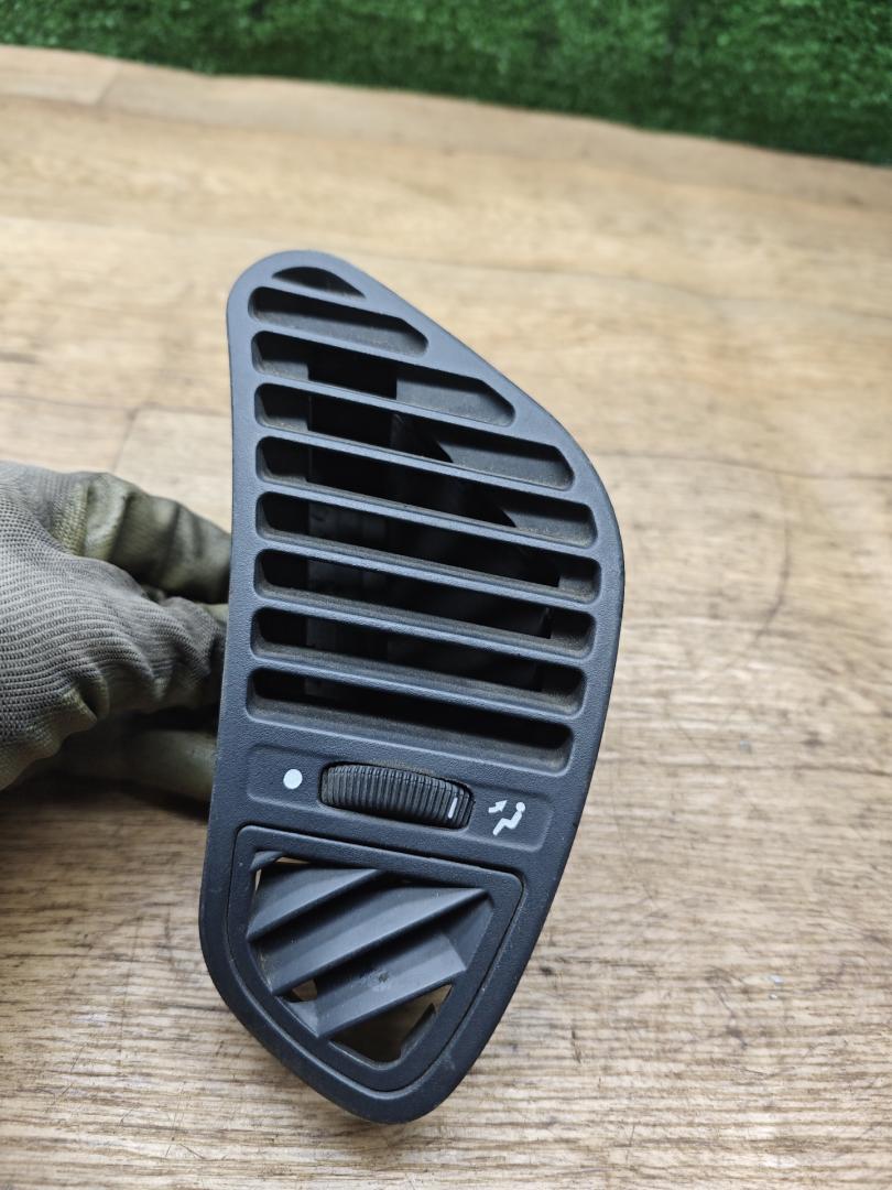 дефлектор обдува салона Alfa Romeo 156 1 поколение 1999, 2.0 л., бензин, МКПП, хетчбэк 5 дв. - фото №1