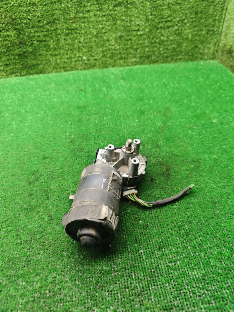 моторчик передних стеклоочистителей (дворников) Volkswagen Passat B3 1991, 1.8 л., бензин, МКПП, универсал - фото №1