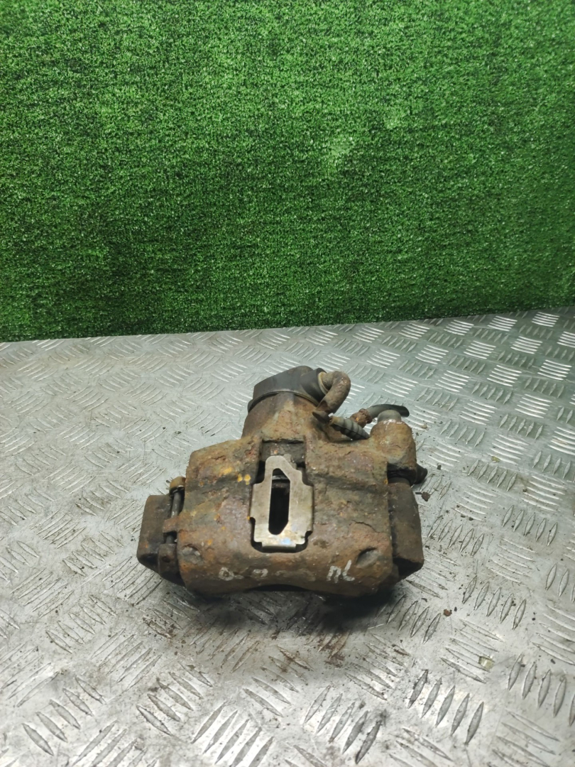 суппорт передний левый Citroen Xantia 1 поколение 1998, 1.9 л., D, дизель, МКПП, хетчбэк 5 дв. - фото №1