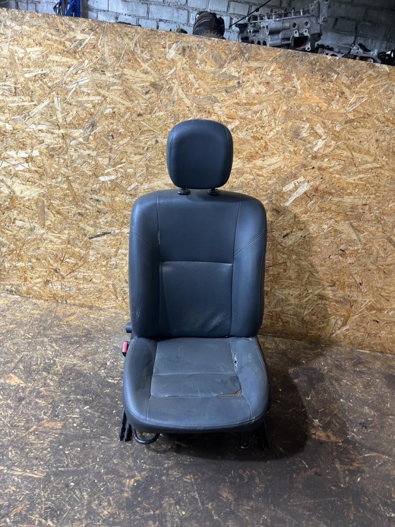 сиденье переднее Renault Duster 1 поколение 2014, 2.0 л., F4R 400, бензин, МКПП, внедорожник 5 дв., полный привод - фото №1