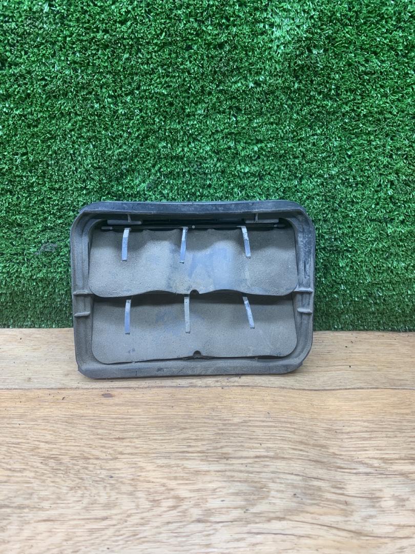 Решетка вентиляции кузова Lada Vesta 1 поколение 2020, 1.6 л., бензин, МКПП, хетчбэк 5 дв., 7700838358 - фото №1