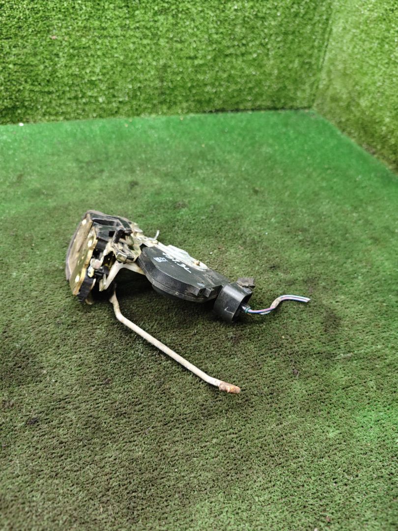 замок двери задней левой Toyota Picnic 1 поколение XM10 2001, 2.2 л., 3C-TE, дизель, МКПП, минивэн - фото №1