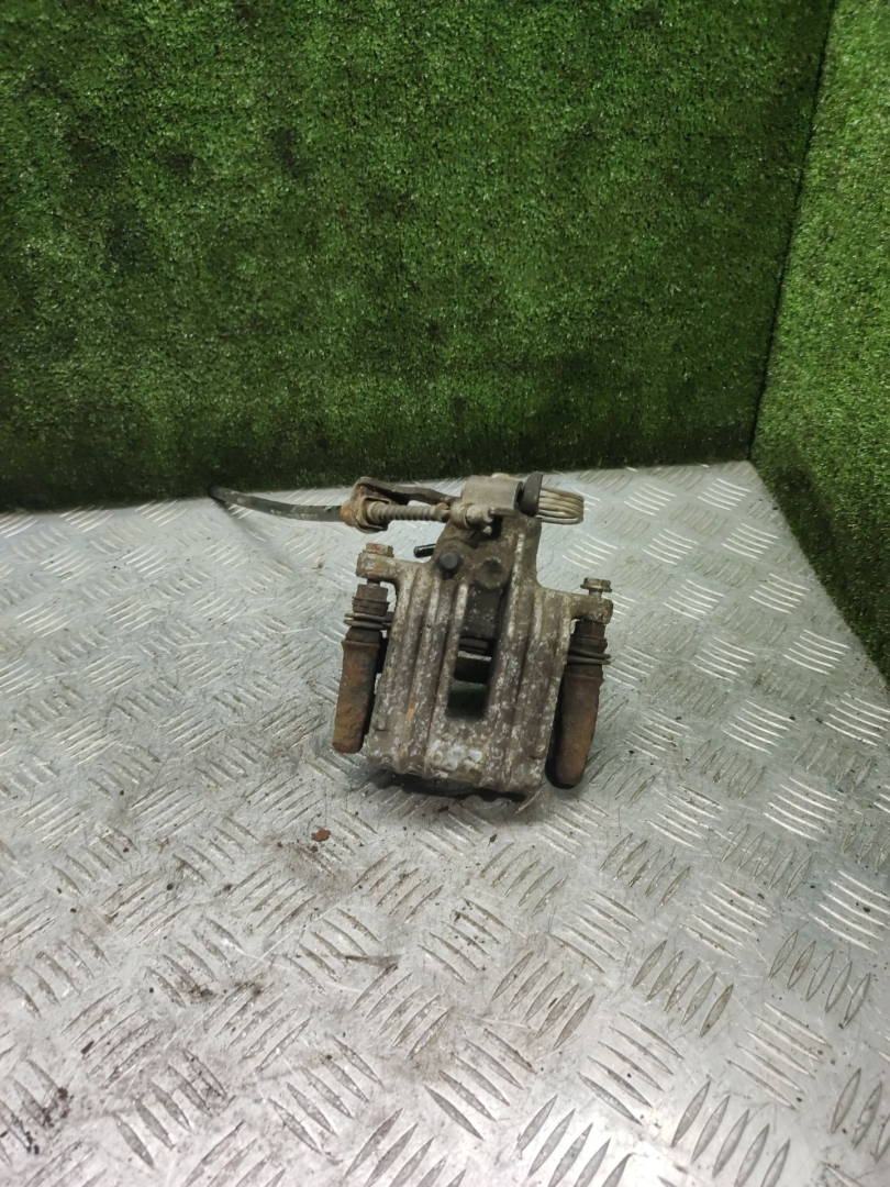 суппорт задний левый Skoda Superb 1 поколение 2006, 2.8 л., бензин, АКПП, седан - фото №1