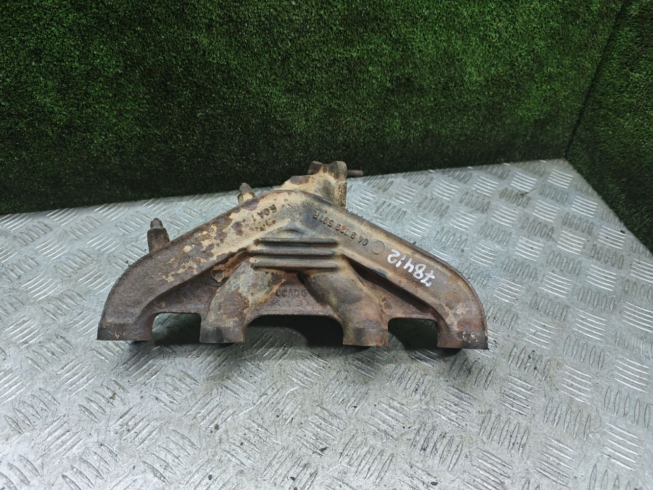 коллектор выпускной Volkswagen Golf 3 поколение 1995, 1.8 л., бензин, 049129591R - фото №1