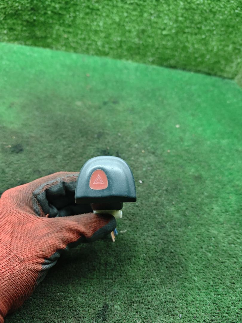 кнопка аварийной сигнализации Renault Scenic 1 поколение 1998, 1.6 л., бензин, МКПП, минивэн - фото №1