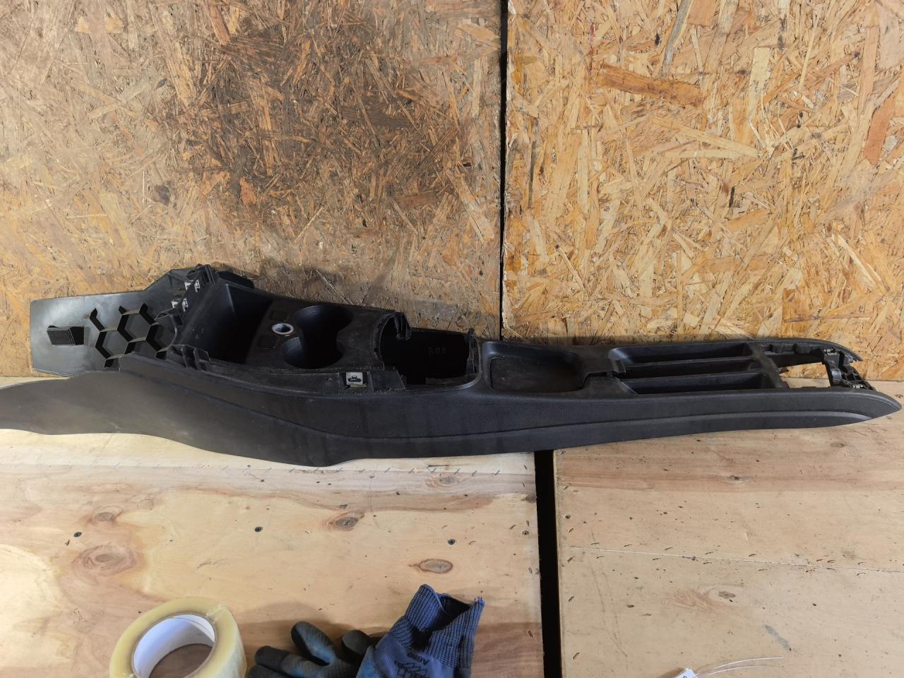 консоль салона Volkswagen Polo Sedan 1 поколение 2015, 1.6 л., МКПП, седан - фото №1