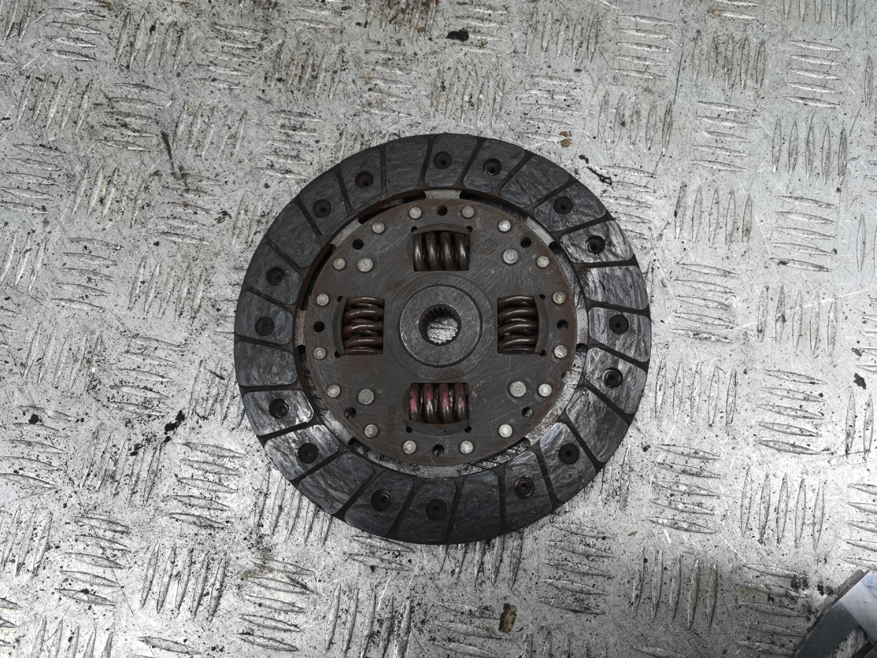 диск сцепления Fiat Bravo 1 поколение 2000, 1.4 л., бензин, МКПП, хетчбэк 3 дв. - фото №1