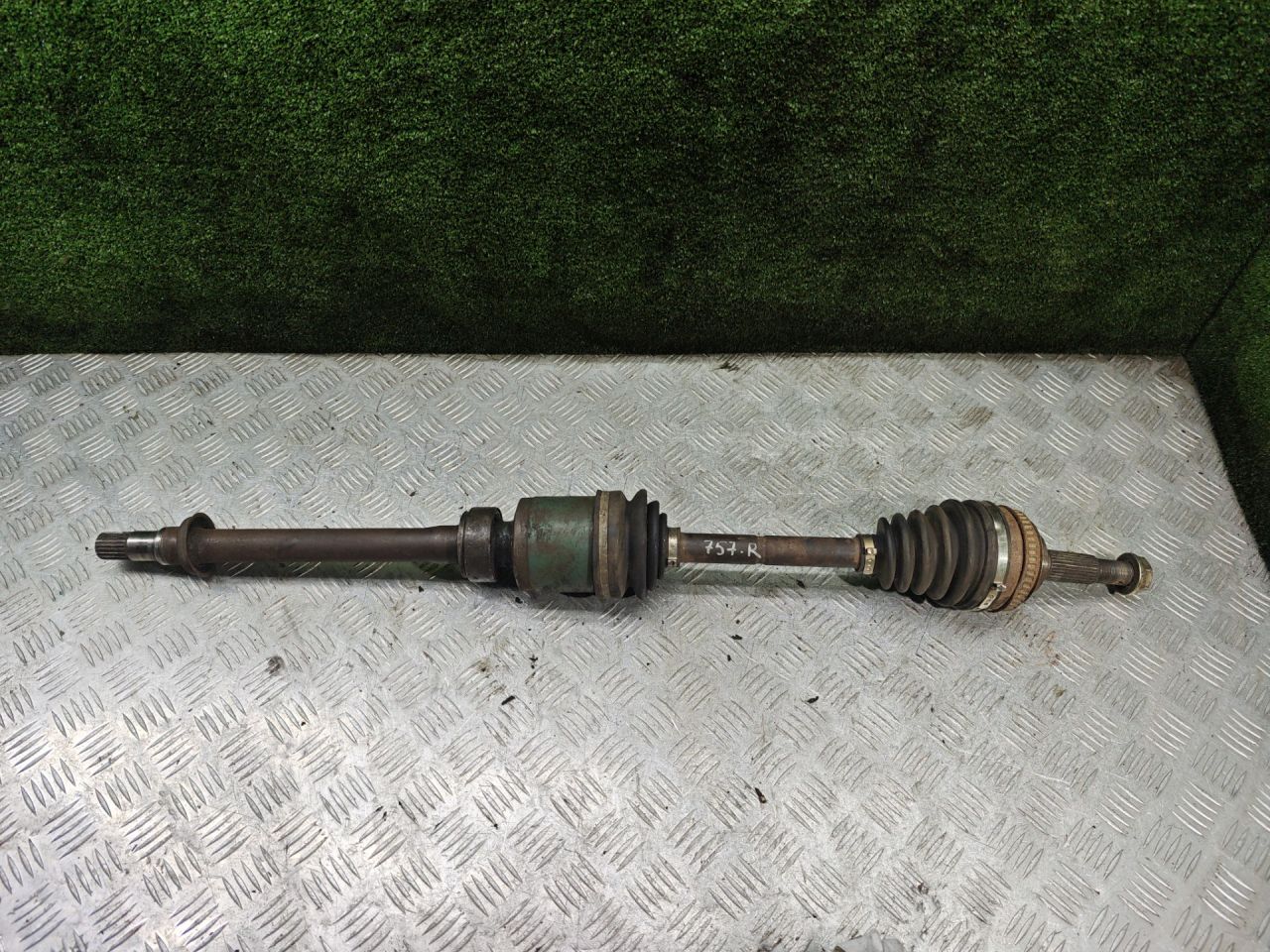 полуось передняя правая (приводной вал, ШРУС) Toyota Picnic 1 поколение XM10 2001, 2.2 л., 3C-TE, дизель, МКПП, минивэн - фото №1