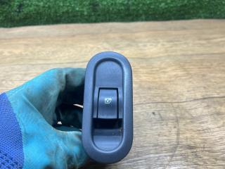 кнопка стеклоподъемника двери задней правой Renault Duster 1 поколение 2014, 2.0 л., F4R 400, бензин, МКПП, внедорожник 5 дв., полный привод, 476809, 8200599913G