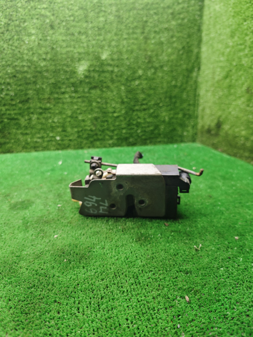 замок двери передней левой Fiat Bravo 1 поколение 2000, 1.4 л., бензин, МКПП, хетчбэк 3 дв. - фото №1