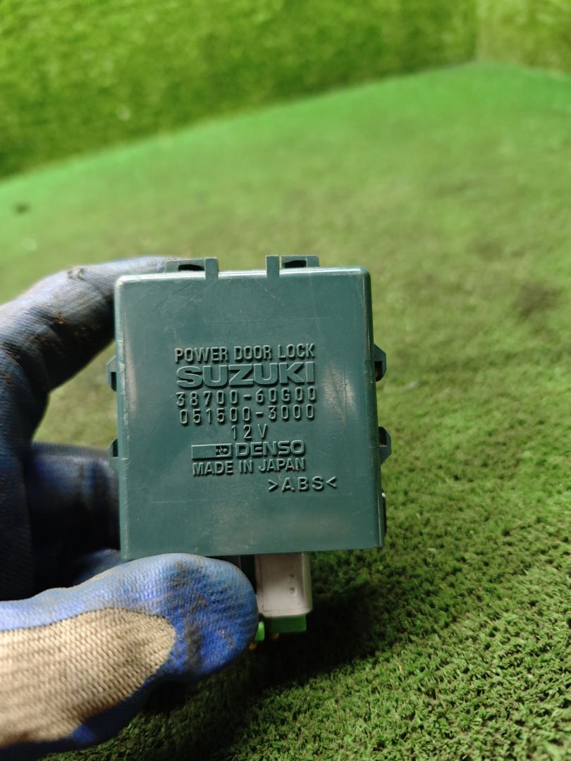 блок управления центральным замком Suzuki Baleno 1 поколение 1997, 1.6 л., бензин, МКПП, универсал, 3870060G00 - фото №1