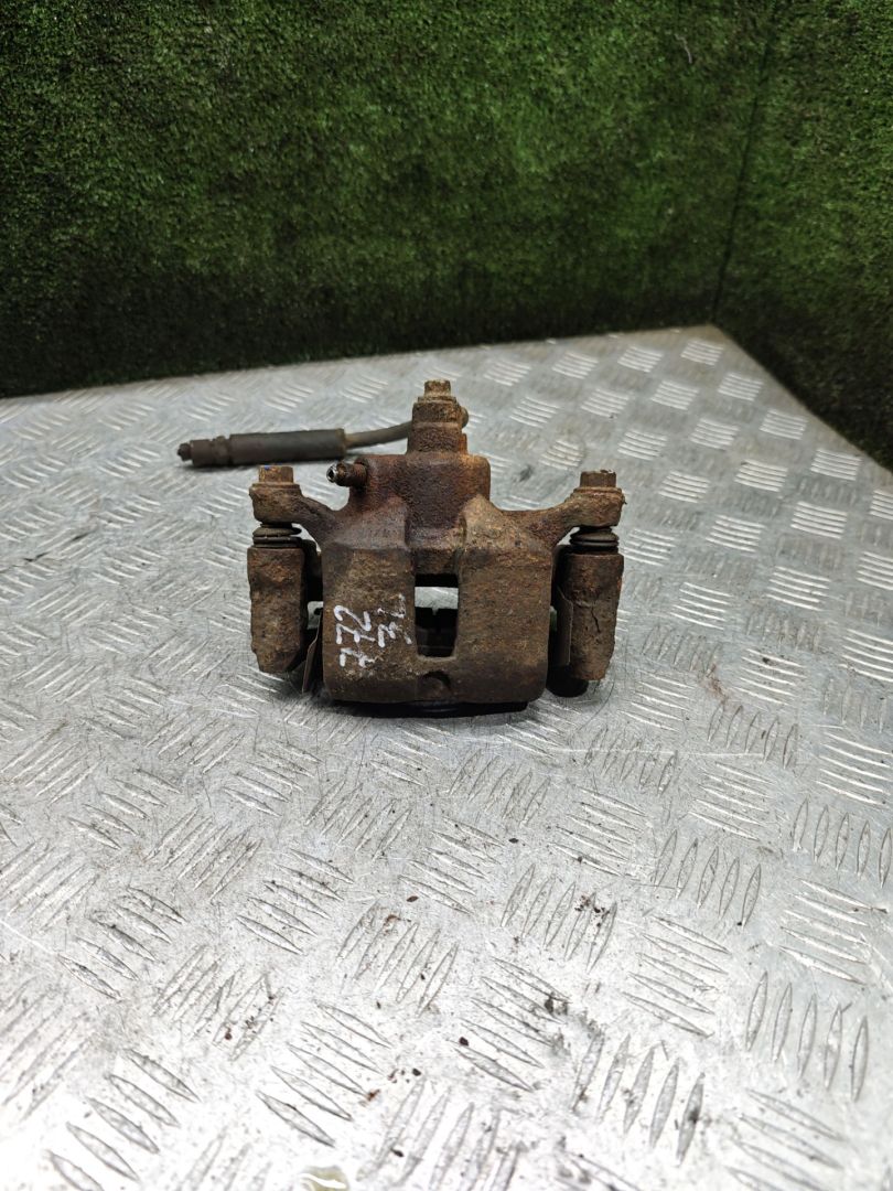 суппорт задний левый Opel Sintra 1 поколение 1997, 2.2 л., бензин, МКПП, минивэн - фото №1