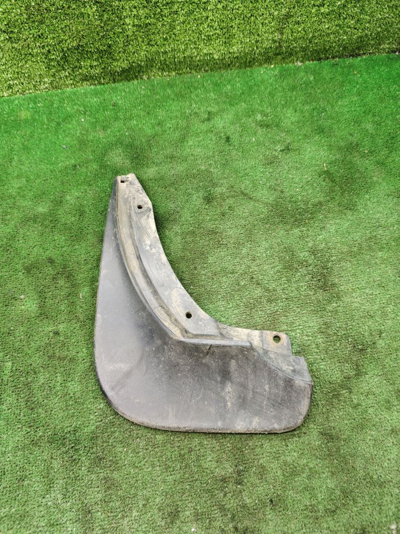 брызговик Skoda Octavia 3 поколение (A7) 2013, 1.8 л., бензин, МКПП, лифтбэк, 5E0075101 - фото №1