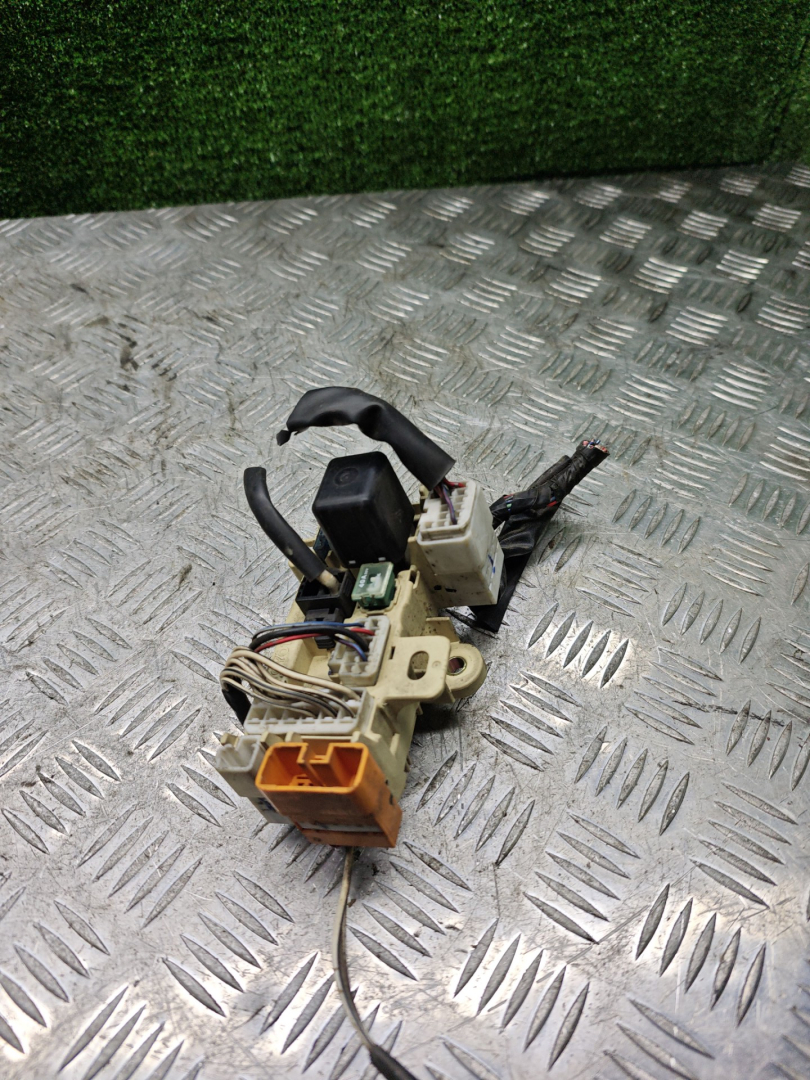 блок предохранителей Toyota Corolla 7 поколение (E100) 1995, 1.3 л., 4E-FE, бензин, МКПП, хетчбэк 3 дв., 35930331 - фото №1