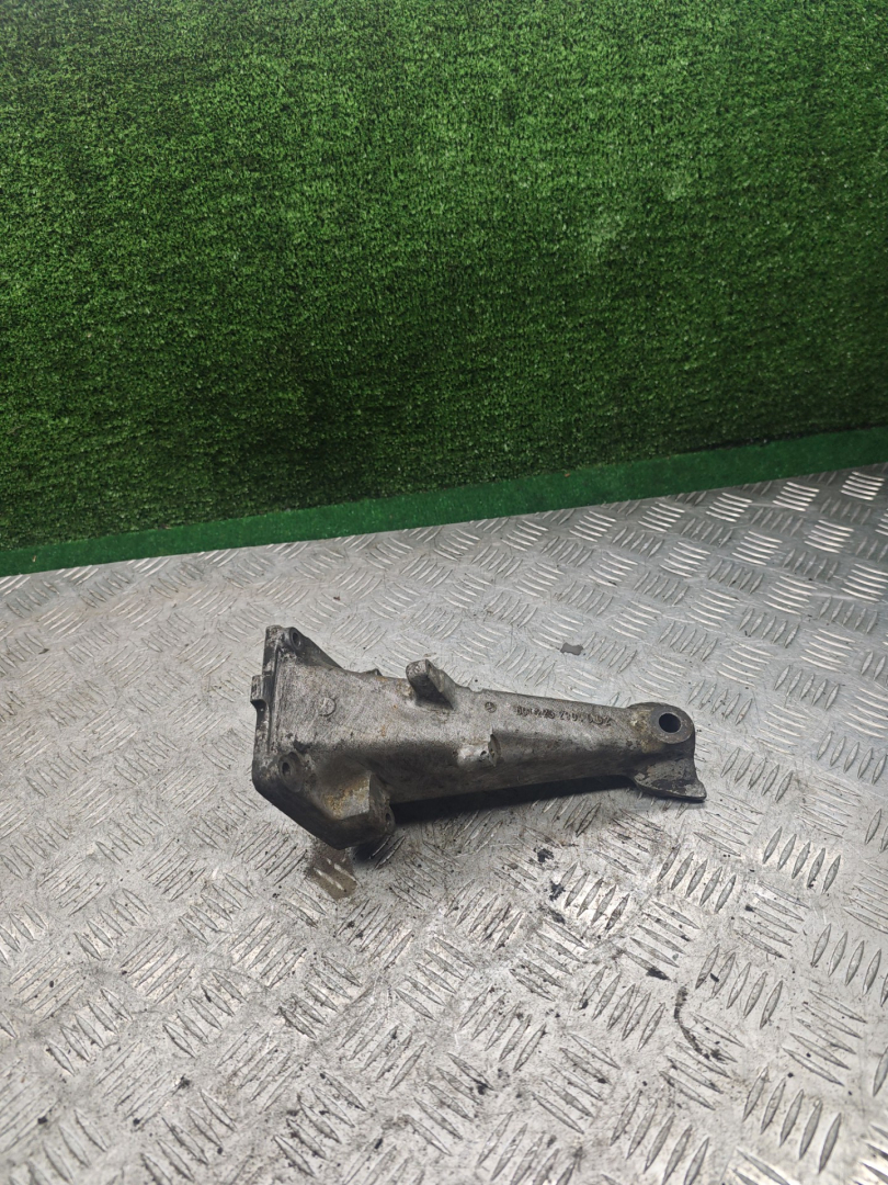 кронштейн двигателя Mercedes-Benz T1 207-210D W601 1993, 2.3 л., OM 601.940, дизель, МКПП, фургон, 60122323040G2 - фото №1