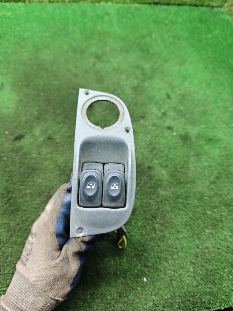 блок управления стеклоподъемниками Renault Megane 1 поколение 1999, 1.6 л., бензин, МКПП, хетчбэк 5 дв. - фото №1