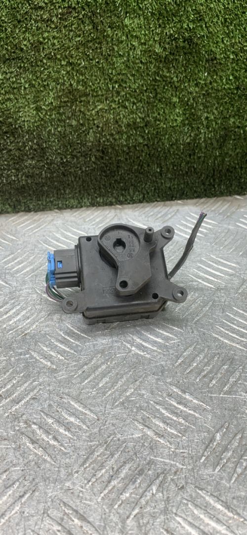 моторчик заслонки печки Volkswagen Polo Sedan 1 поколение 2015, 1.6 л., МКПП, седан, 309368301AD - фото №1