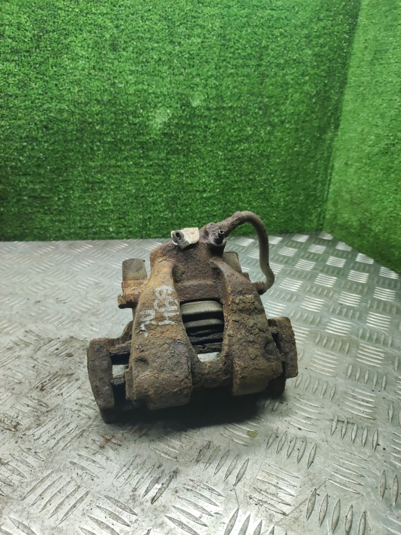 суппорт передний левый Fiat Bravo 1 поколение 2000, 1.4 л., бензин, МКПП, хетчбэк 3 дв. - фото №1