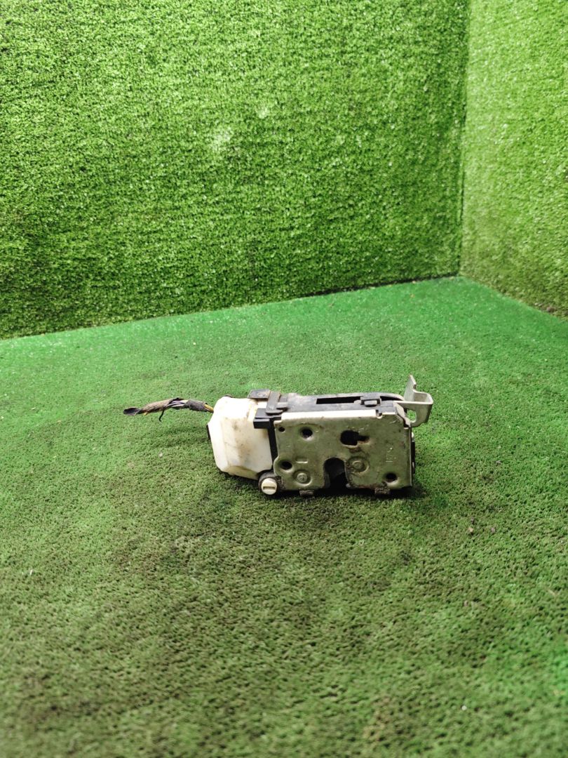 замок двери задней левой Fiat Punto 2 поколение 2000, 1.2 л., бензин, МКПП, хетчбэк 5 дв. - фото №1