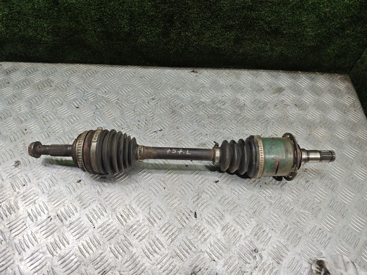 полуось передняя левая (приводной вал, ШРУС) Toyota Picnic 1 поколение XM10 2001, 2.2 л., 3C-TE, дизель, МКПП, минивэн - фото №1