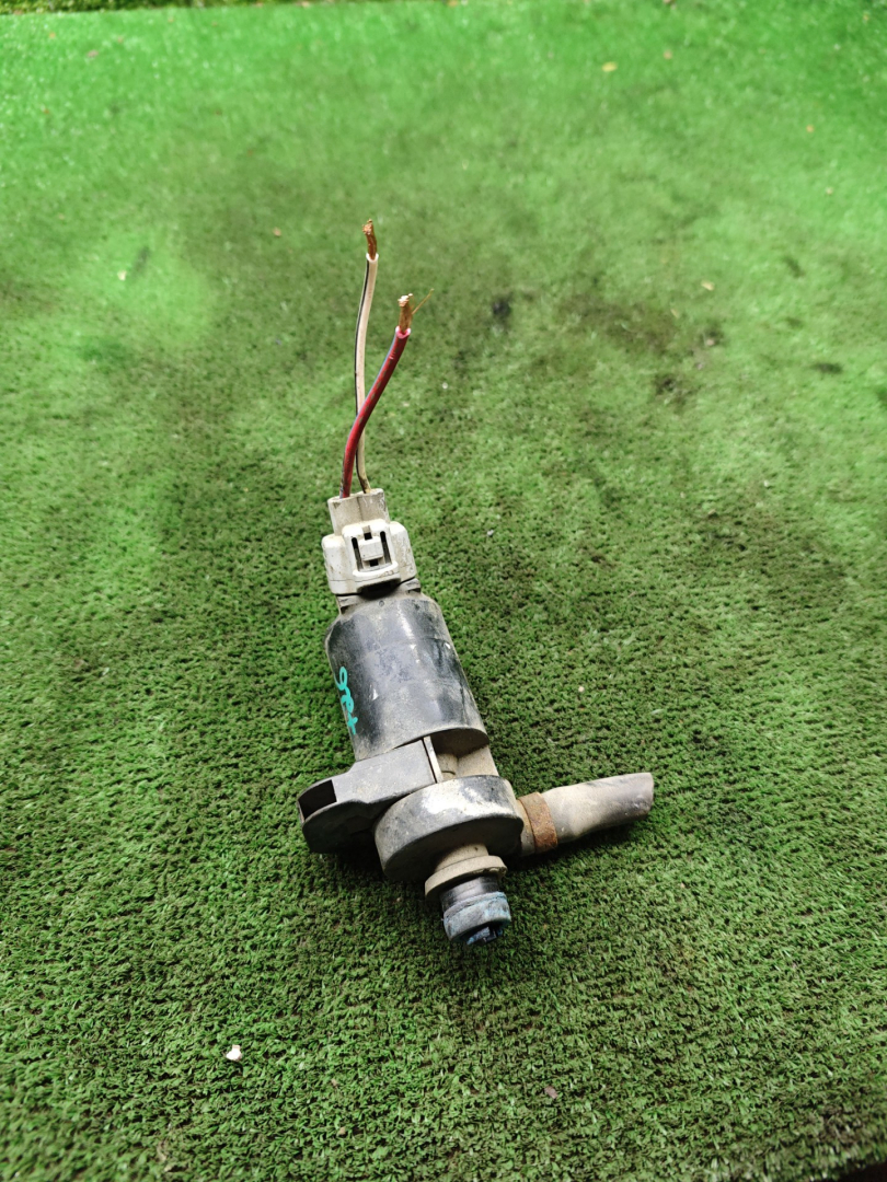 насос (моторчик) омывателя фар Toyota Corolla 7 поколение (E100) 1995, 1.3 л., 4E-FE, бензин, МКПП, хетчбэк 3 дв. - фото №1