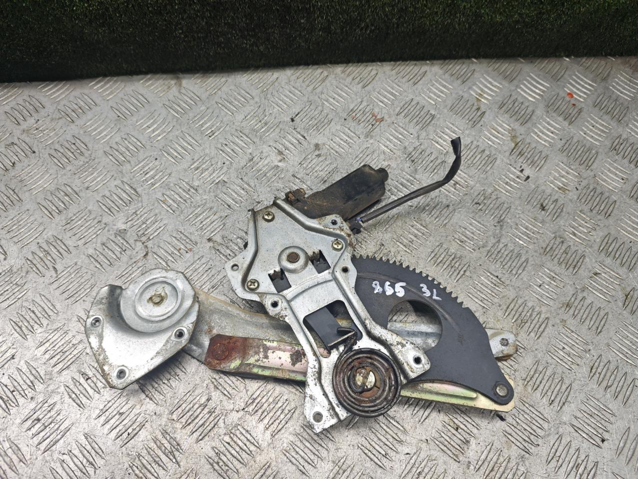 стеклоподъемник электрический задний левый Hyundai Galloper 2 поколение 1998, 2.5 л., дизель, МКПП, внедорожник 5 дв. - фото №1