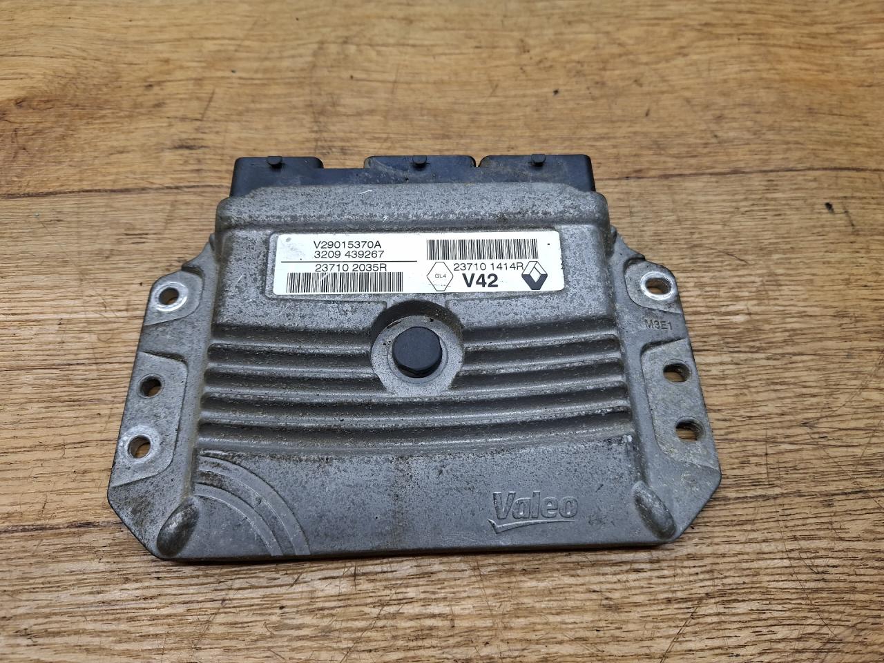 блок управления двигателем Renault Duster 1 поколение 2014, 2.0 л., F4R 400, бензин, МКПП, внедорожник 5 дв., полный привод, 237101414R, V29015370A - фото №1