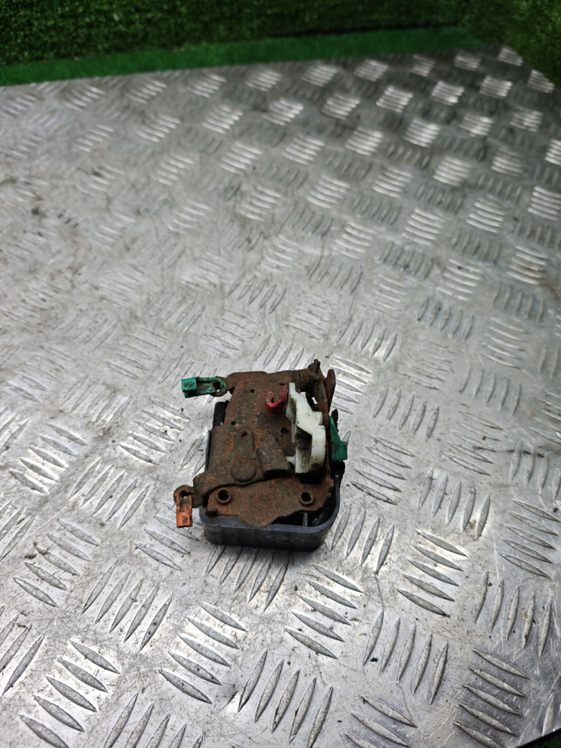 замок двери передней левой Chrysler Neon 2 поколение 1999, 2.0 л., бензин, АКПП, седан - фото №1