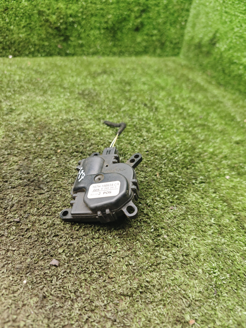 моторчик заслонки печки Ford Mondeo 3 поколение 2002, 2.0 л., дизель, АКПП, хетчбэк 5 дв., 1S7H19B634CA - фото №1