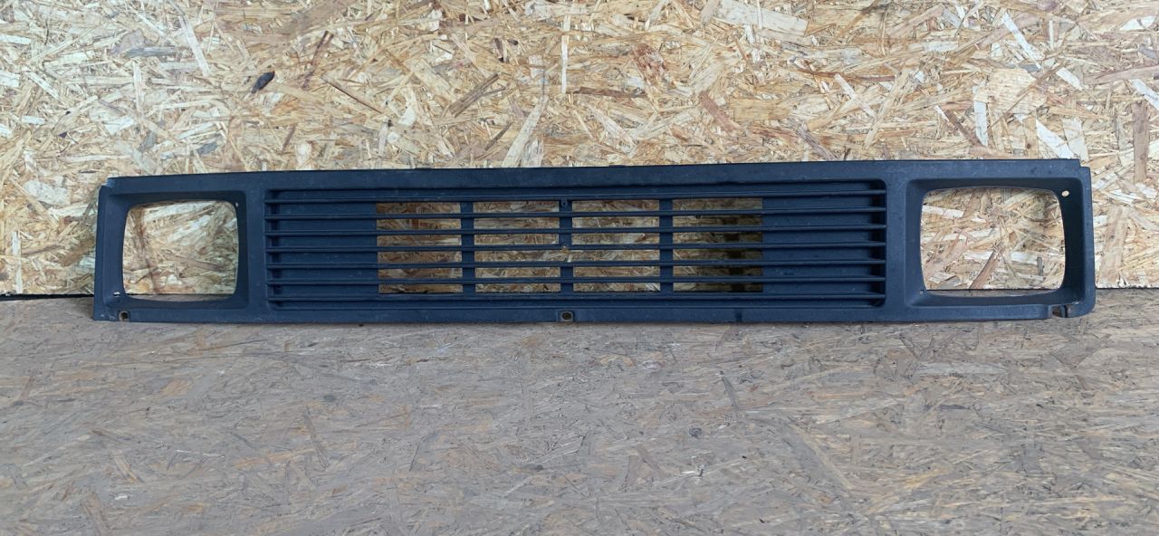решетка радиатора Mercedes-Benz T1 207-210D W601 1990, 2.3 л., дизель, МКПП, микроавтобус - фото №1