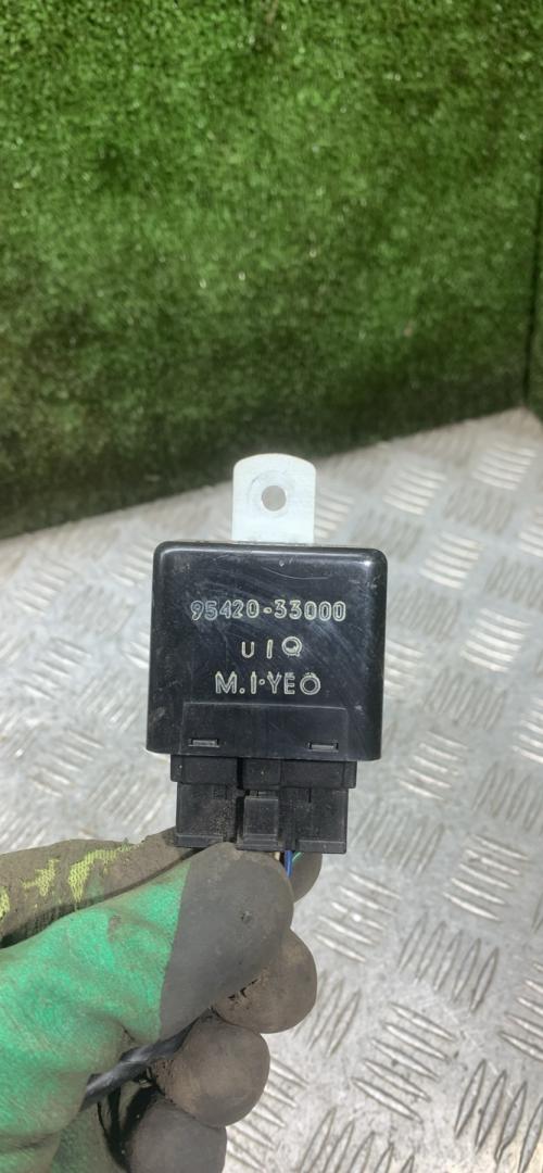 реле стеклоочистителей Hyundai Accent 1 поколение (X3) 1996, 1.3 л., бензин, МКПП, хетчбэк 3 дв., 9542033000 - фото №1