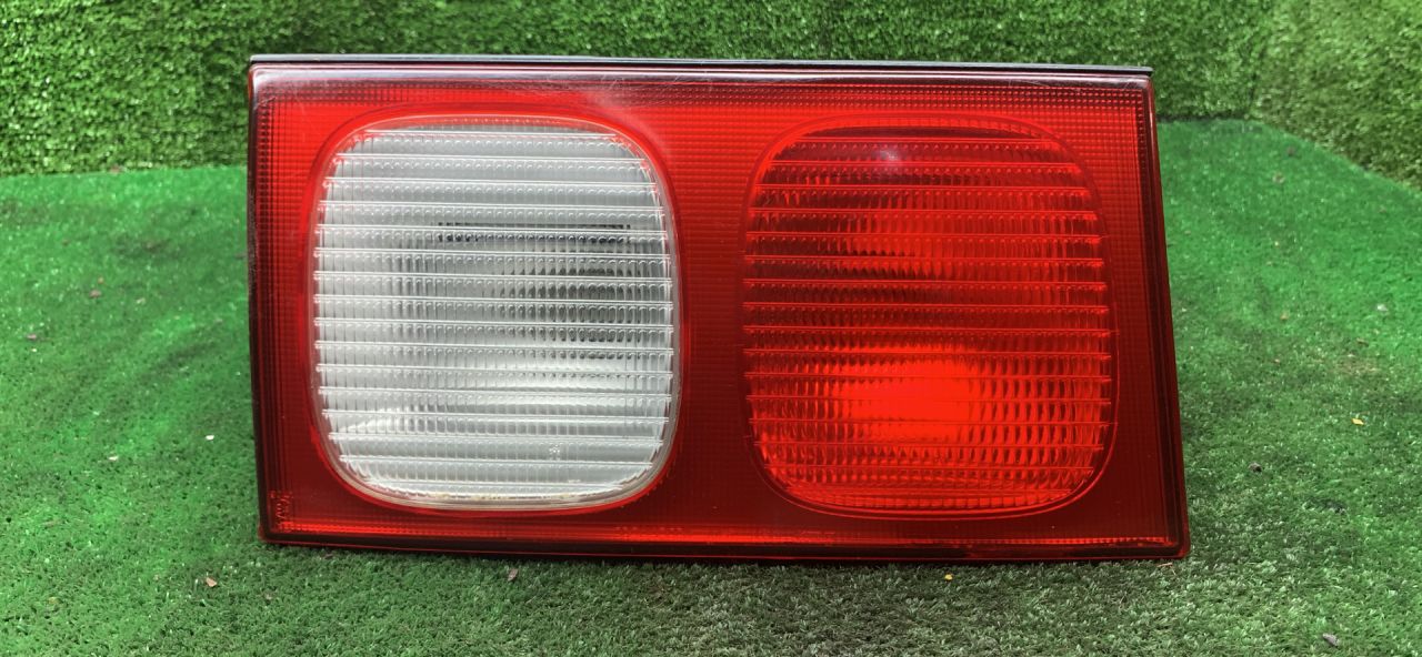 фонарь крышки багажника левый Toyota Picnic 1 поколение XM10 2000, 2.0 л., 3S-FE, бензин, МКПП, минивэн - фото №1