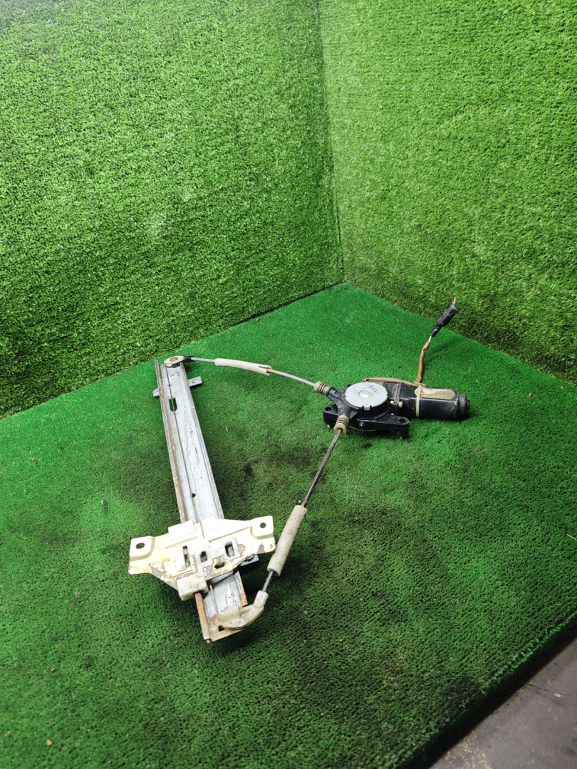 стеклоподъемник электрический передний правый Kia Shuma 1 поколение 2000, 1.5 л., бензин, МКПП, лифтбэк - фото №1