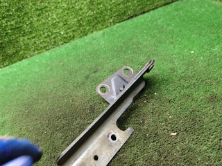 петля капота правая Mazda 626 GE [рестайлинг] 1997, 1.8 л., бензин, МКПП, хетчбэк 5 дв.