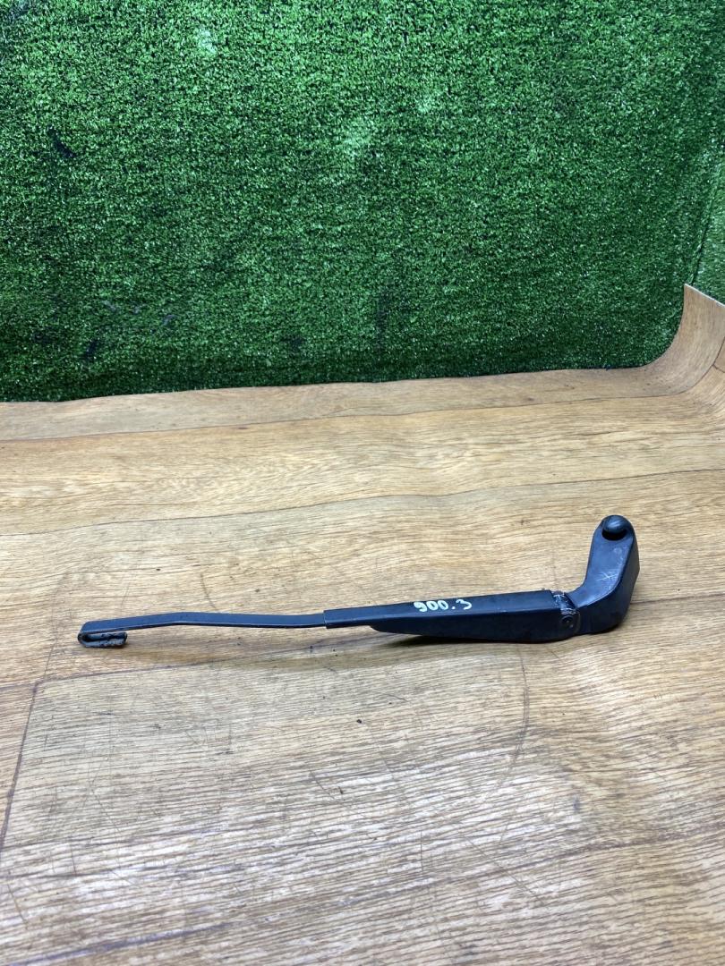 щеткодержатель задний Volkswagen Golf 3 поколение 1996, 1.6 л., бензин, МКПП, хетчбэк 5 дв. - фото №1