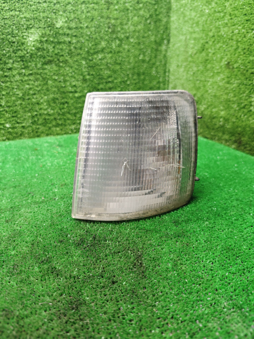 поворотник левый Volkswagen Passat B3 1991, 1.8 л., бензин, МКПП, универсал - фото №1