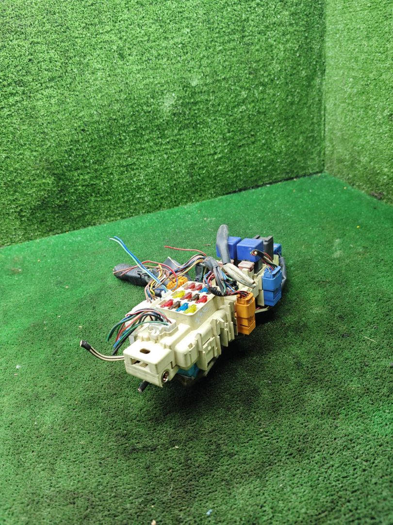 блок предохранителей Toyota Corolla 7 поколение (E100) 1995, 1.6 л., 4A-FE, бензин, МКПП, хетчбэк 3 дв. - фото №1