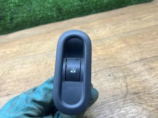 кнопка стеклоподъемника двери задней левой Renault Duster 1 поколение 2014, 2.0 л., F4R 400, бензин, МКПП, внедорожник 5 дв., полный привод, 476809, 8200599913G